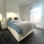 Spacious 4-Bedroom House In Manchester