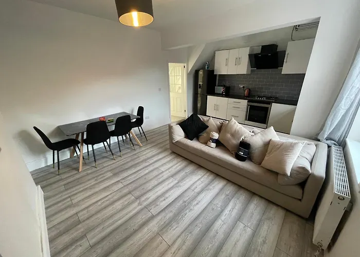 Spacious 4-Bedroom House In Manchester