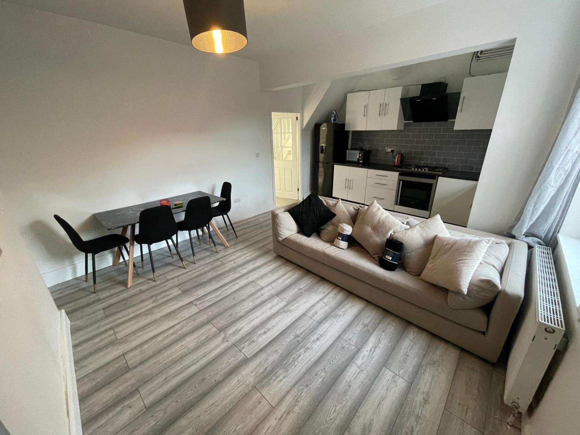 Spacious 4-bedroom House In Apartment